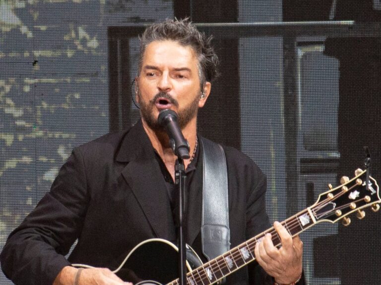 Ricardo Arjona durante una presentación en vivo en un escenario