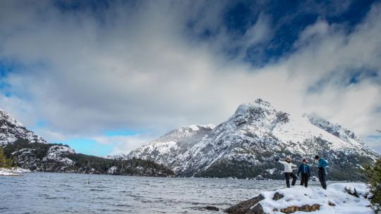 Paisaje invernal en la cordillera de Río Negro con montañas nevadas de fondo