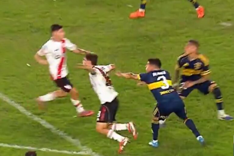 Jugadores de River Plate y Boca Juniors durante el superclásico en el Estadio Monumental