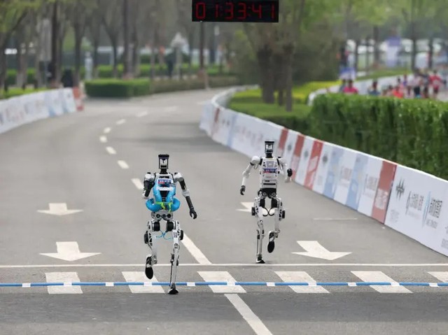 Robot humanoide corriendo en una pista durante una prueba de media maratón