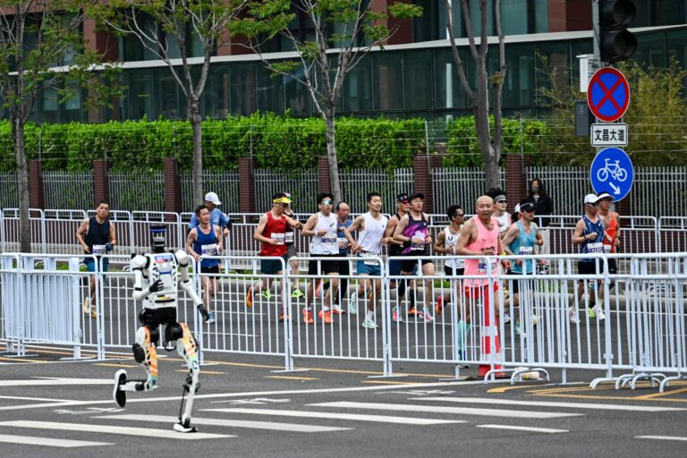 Robot corriendo en una pista durante una media maratón