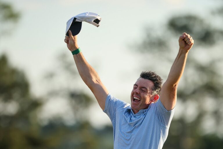 Rory McIlroy celebra con la chaqueta verde del Masters de Augusta tras su victoria.