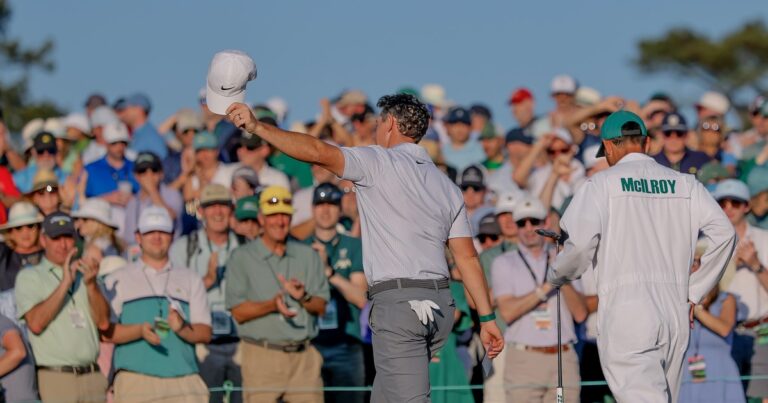 Rory McIlroy jugando en el campo del Masters de Augusta durante la segunda ronda.