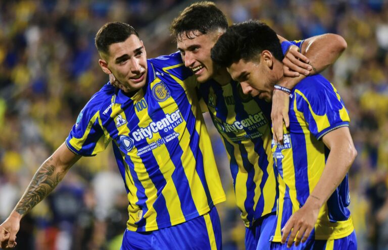 Jugadores de Rosario Central celebran el gol de la victoria ante Sarmiento en el estadio Gigante de Arroyito.