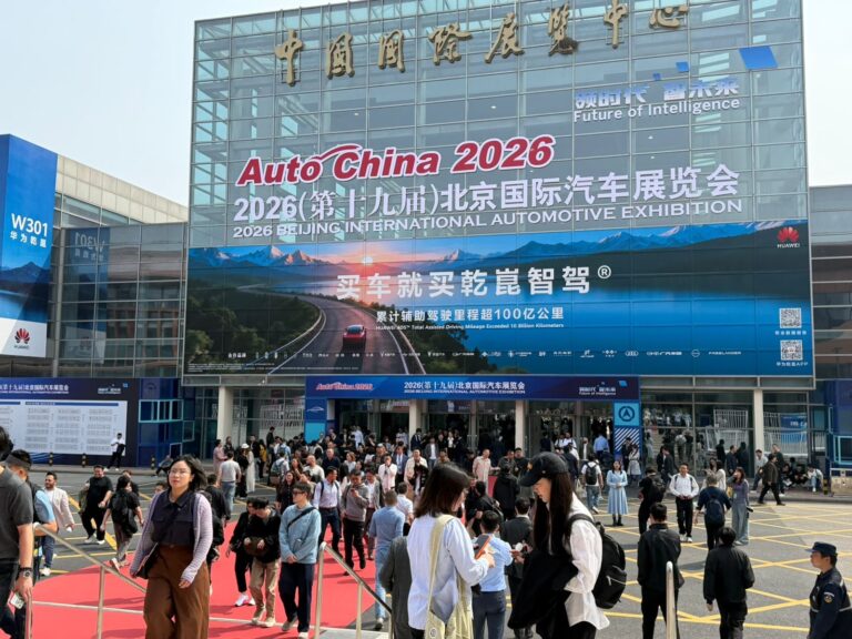 Vista panorámica del Salón del Automóvil de Beijing 2026 con autos exhibidos y asistentes