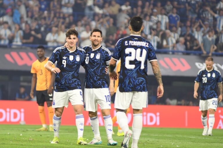 Jugadores de la selección argentina celebrando un gol durante el partido.
