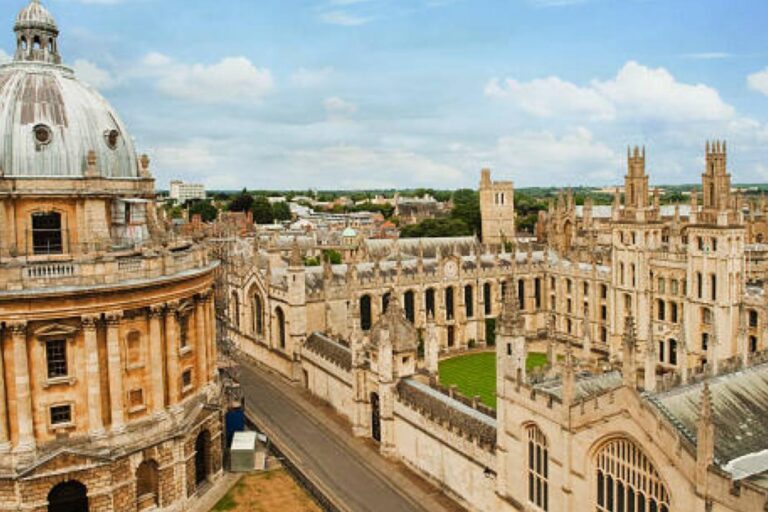 Participantes del seminario de innovación en salud en una sala de conferencias en Oxford.