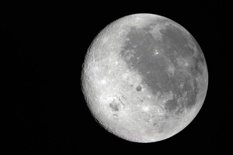 Ilustración de una nave espacial realizando un sobrevuelo cerca de la superficie lunar.
