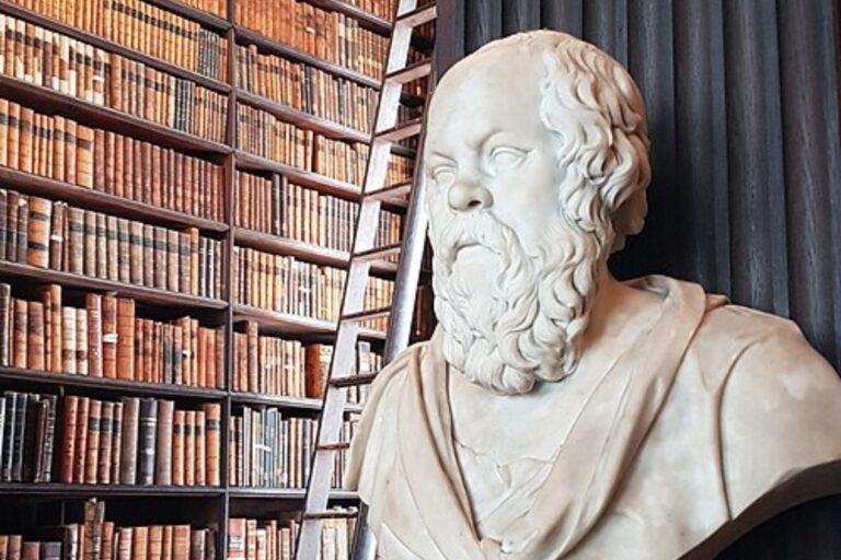 Representación artística del filósofo Sócrates reflexionando, en un estilo clásico.