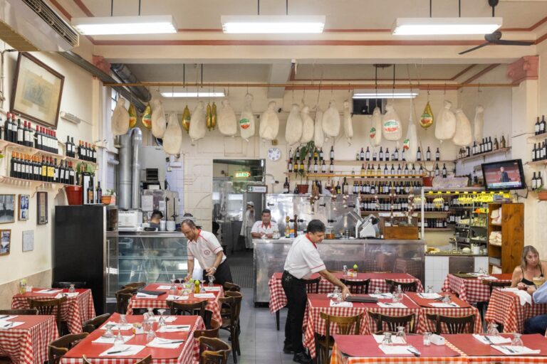 Fachada del restaurante Spiagge di Napoli en Buenos Aires, con su toldo rojo característico.