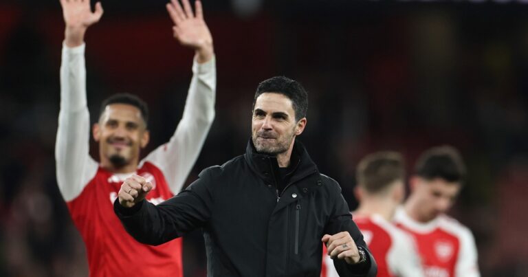Los escudos del Sporting CP de Portugal y del Arsenal de Inglaterra, equipos que se enfrentan en la Champions League.