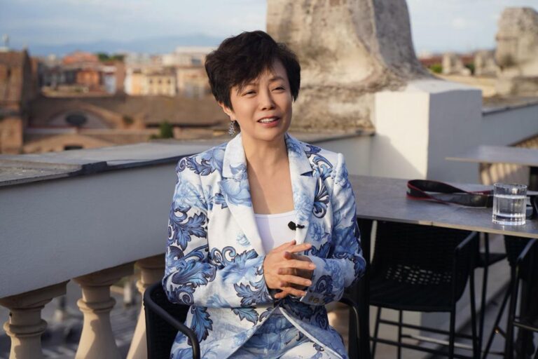 Stella Li, vicepresidenta ejecutiva de BYD, durante una conferencia de prensa en el Salón del Automóvil de Beijing 2026