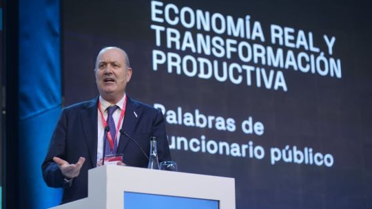 Federico Sturzenegger hablando en la ExpoEFI ante empresarios y gobernadores