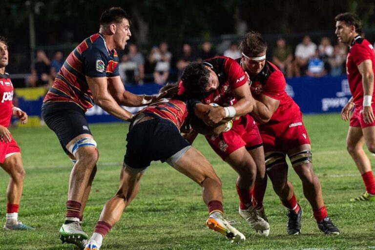 Jugadores de rugby en acción durante un partido del Súper Rugby Américas.