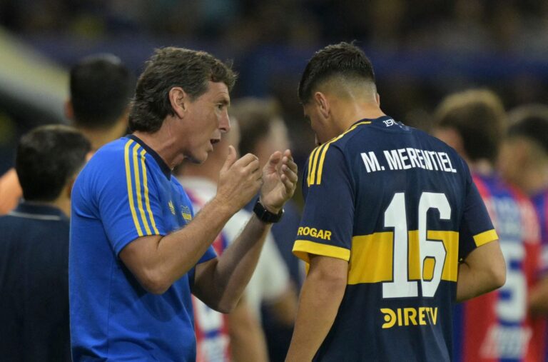 Jugadores de Talleres y Boca Juniors durante el partido en el estadio Mario Alberto Kempes.