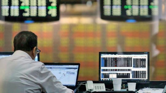 Gráfico que muestra la evolución al alza del precio del petróleo Brent en una pantalla de trading.