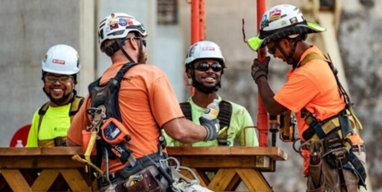 Obreros de la construcción en una obra en Texas
