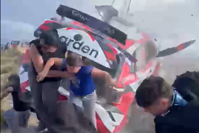 Vehículo de rally accidentado y equipos de emergencia en el lugar del hecho en Mina Clavero, Córdoba.