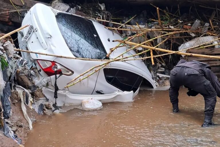 Operativo de rescate en el lugar del accidente vial en Tafí Viejo, Tucumán.