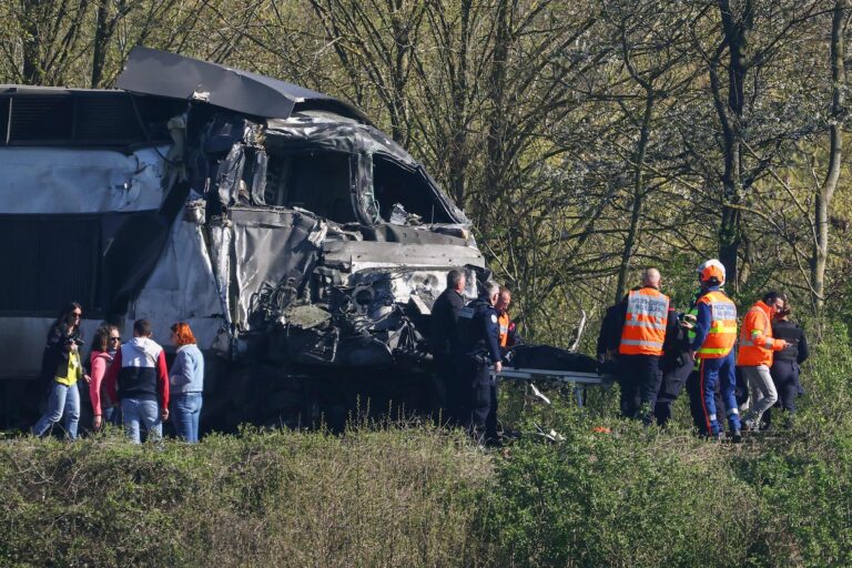 Fotografía de un tren de alta velocidad en vías, con servicios de emergencia en el lugar (imagen referencial).