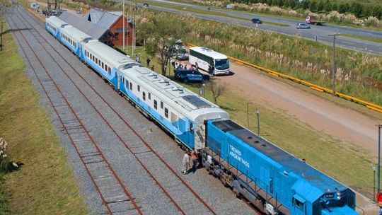 Cochemotores CAF Serie 593 del Tren Patagónico en la estepa rionegrina