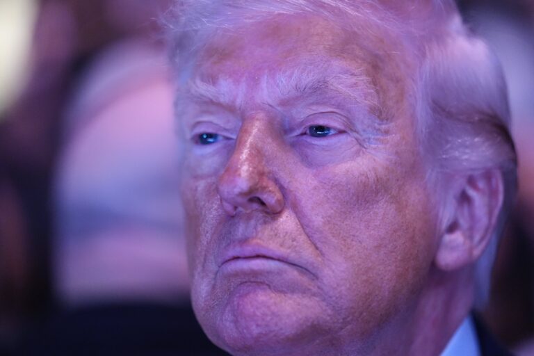Ilustración generada por IA que muestra a Donald Trump en una escena que evoca la sanación de un enfermo, con túnicas blancas y rojas.