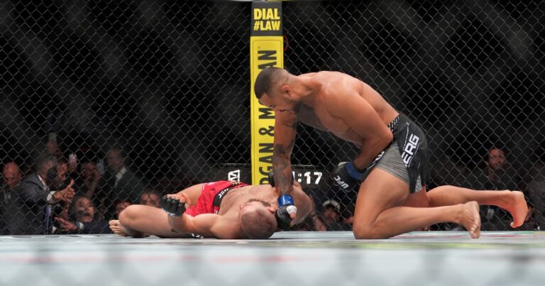 Carlos Ulberg celebra su victoria en el octágono de la UFC 327 en Miami.