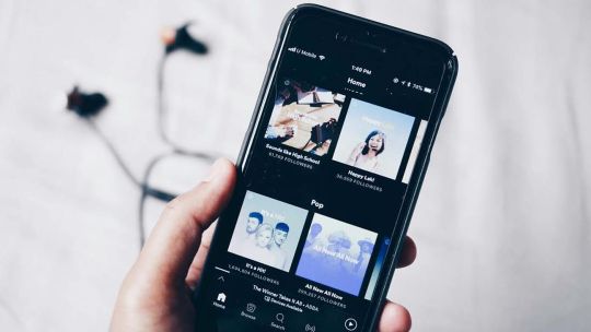 Logo de Universal Music Group junto al de Spotify