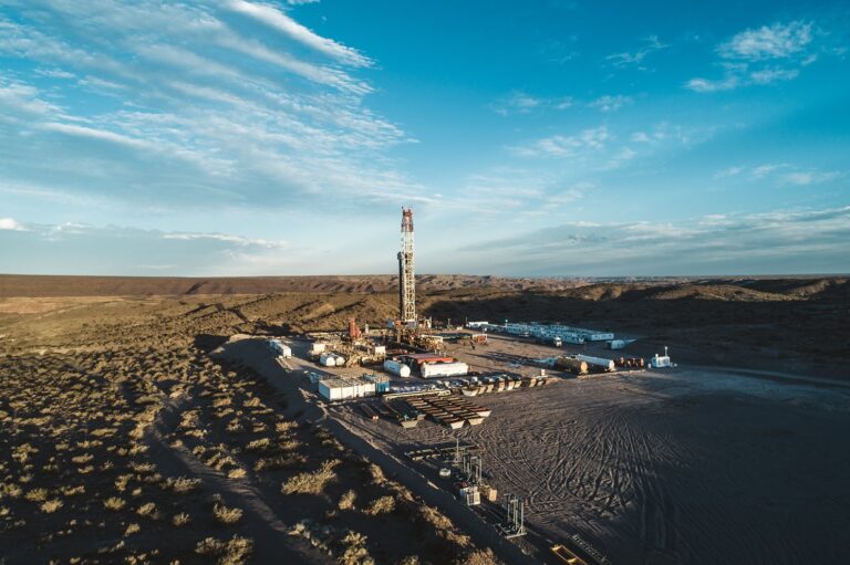 Vista de la formación Vaca Muerta en Neuquén, Argentina, con equipos de extracción de hidrocarburos