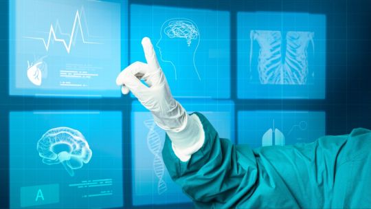 Profesional de la salud utilizando una tableta con interfaz de inteligencia artificial para diagnóstico médico