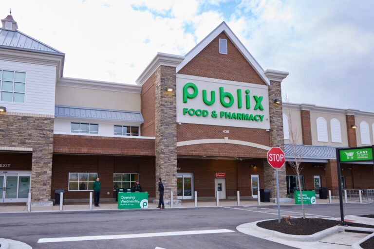 Báscula verde de Publix en la entrada de un supermercado