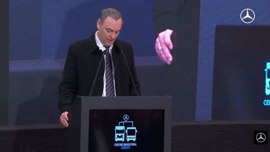 Manuel Adorni y Karina Milei en la inauguración del centro automotriz de Mercedes Benz