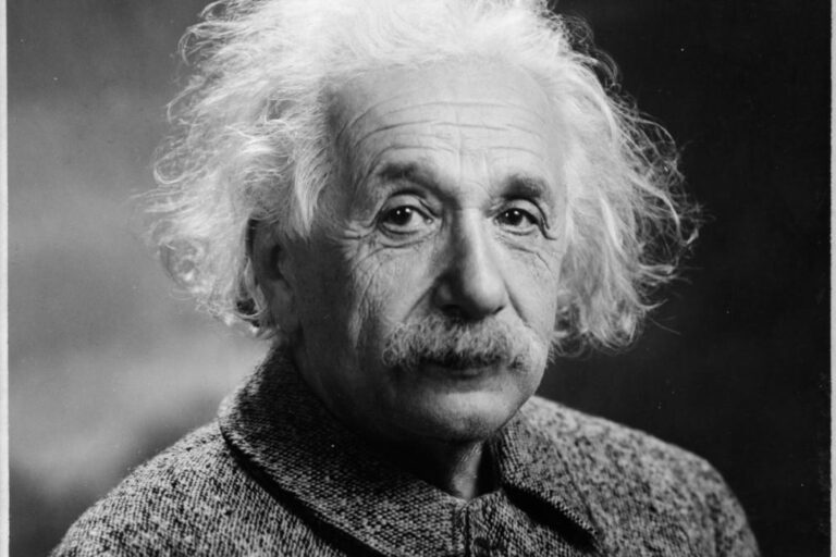 Albert Einstein en su escritorio en Princeton, Nueva Jersey