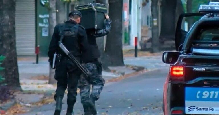 Perímetro de seguridad en la clínica de neurorehabilitación de Rosario durante la operación de la Brigada de Explosivos