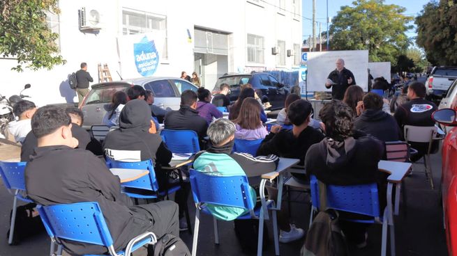 Docentes universitarios en una protesta frente a una facultad