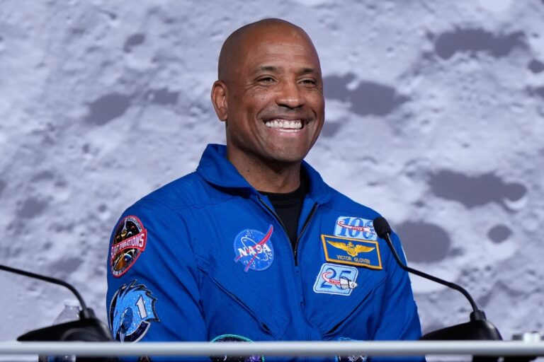 Cápsula Orión de la misión Artemis II amerizando en el Océano Pacífico