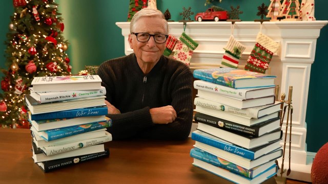 Bill Gates en entrevista televisiva hablando sobre inteligencia artificial