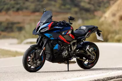 BMW M 1000 XR en exhibición, vista lateral con detalles de diseño deportivo