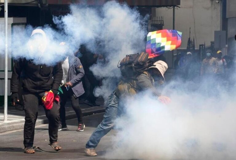 Manifestantes bloquean una ruta en Bolivia durante las protestas