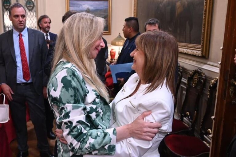 Patricia Bullrich hablando en una conferencia de prensa