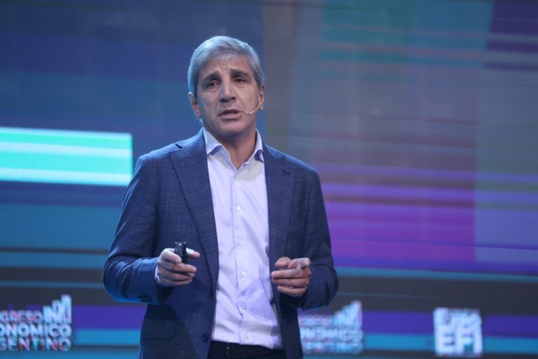 Luis Caputo durante una entrevista en la TV Pública