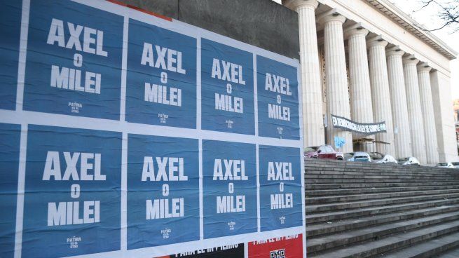 Cartel con la consigna Axel o Milei en la vía pública