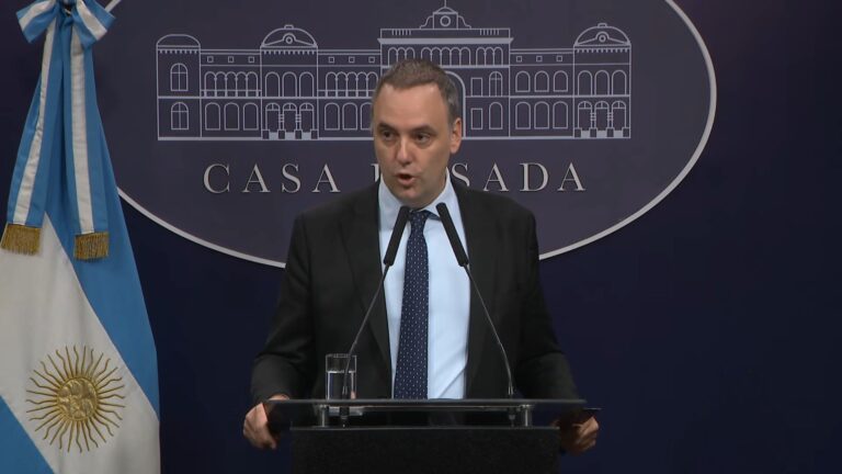 Sala de prensa de la Casa Rosada con periodistas trabajando