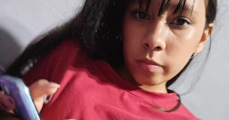 Madre de Agostina Vega durante una marcha en Córdoba