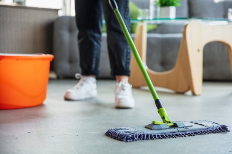 Empleada doméstica realizando tareas de limpieza en un hogar