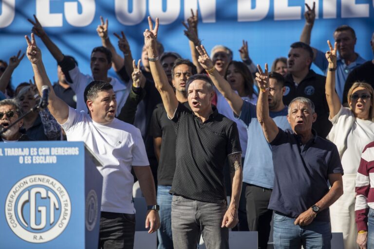 Manifestantes con banderas de la CGT y de universidades en la Marcha Federal Universitaria