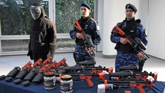 Presentación de pistolas Taser en Casa de Gobierno del Chaco