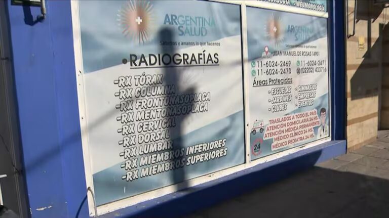 Fachada de la clínica allanada en González Catán durante el operativo