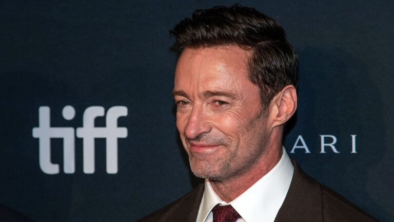 Hugh Jackman junto a uno de sus autos de colección