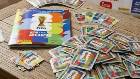 Multitud de personas intercambiando figuritas del Mundial 2026 en una plaza pública